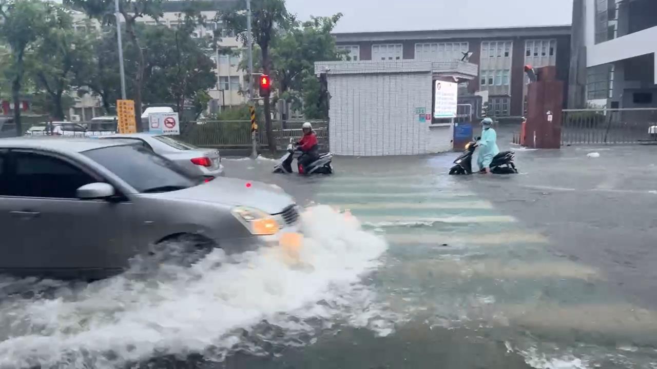快新聞／高雄暴雨成災！道路淹成河　機車騎士水中「集體推車」