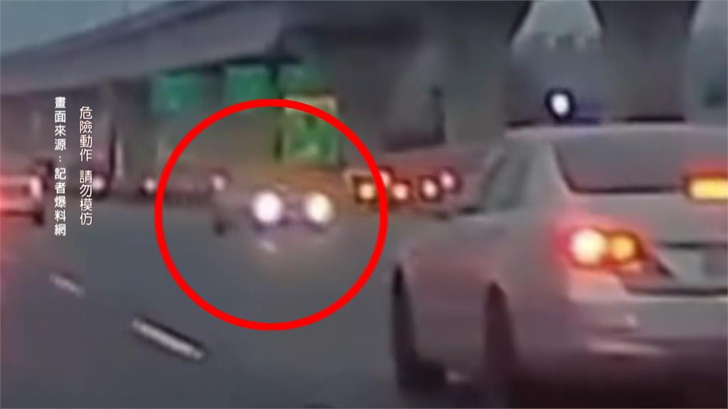 國1南下桃園段危險駕駛！　轎車逆向迴轉跨槽化線