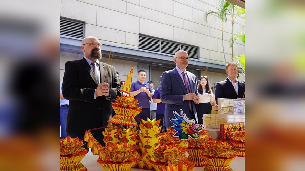 快新聞／AIT普渡超接地氣！還有啤酒、美金　網讚：比台灣人更懂拜