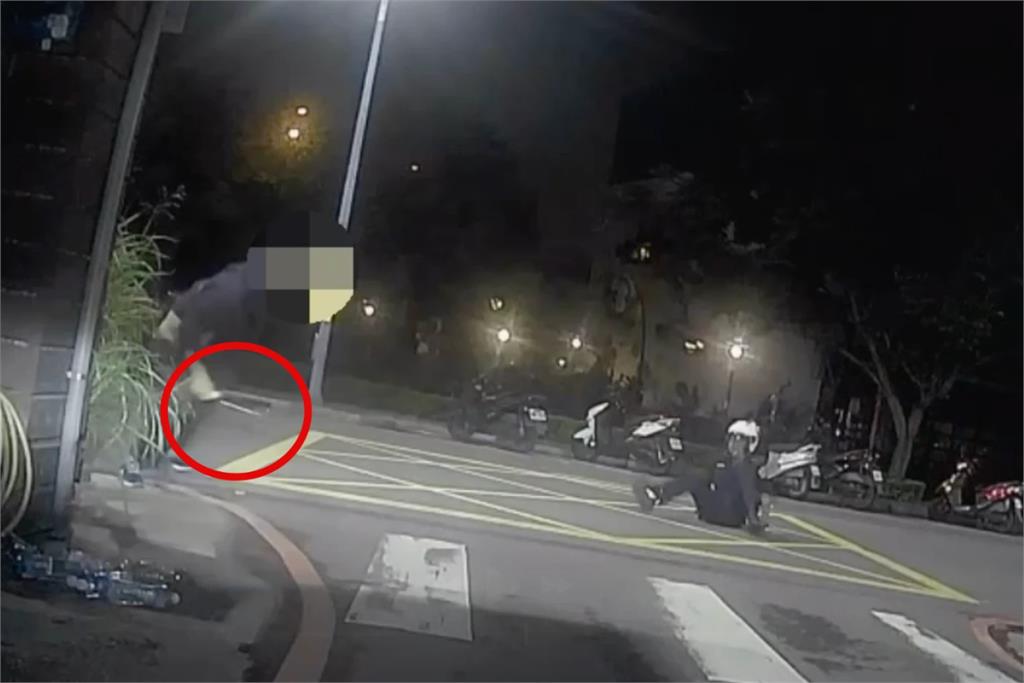 新北警察遭毒蟲持刀追砍「心酸畫面」曝 網:警何時才能開槍?