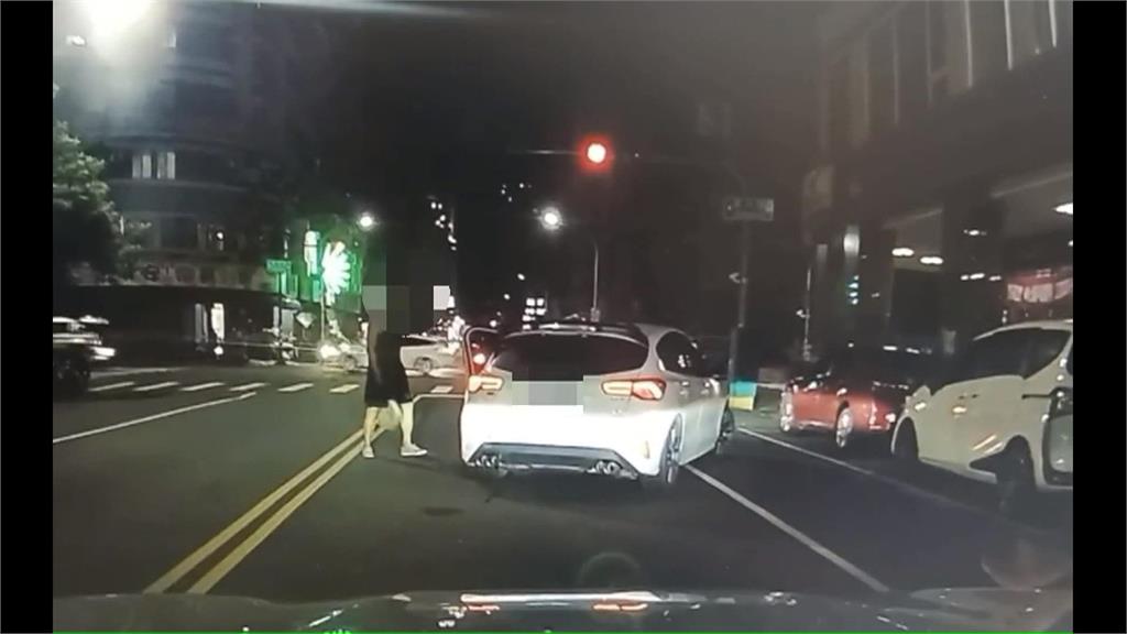 手臂中彈不痛？ 毒嫌路邊揮長鋸遭警轟3槍  還駕車逃逸衝撞警車