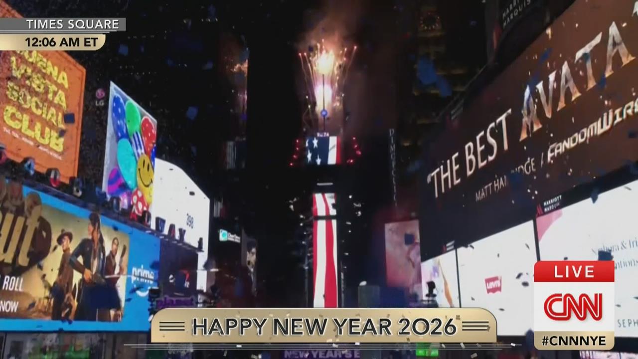 紐約時報廣場跨年！　歷來最大水晶球降下　民眾不畏低溫迎新年