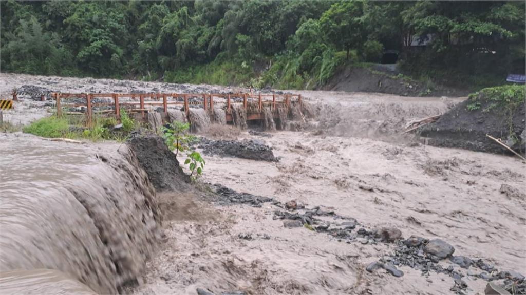 高雄山區泥水淹沒便橋　梅山口部落土石流沖入民宅
