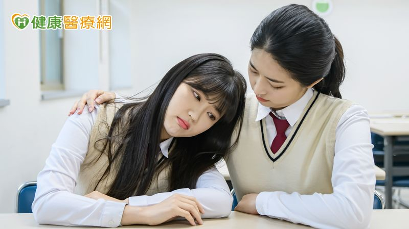 研究揭青少年心理健康可能受同儕影響 專家籲「勿貼標籤」關心更重要