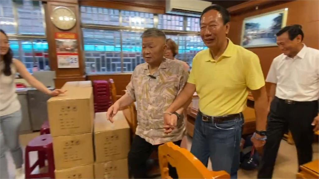 郭台銘赴台中鎮瀾宮拜媽祖　顏清標親自接待「十指緊扣」