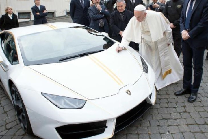 羅馬教宗獲贈藍寶堅尼 直接簽名賣掉做公益 