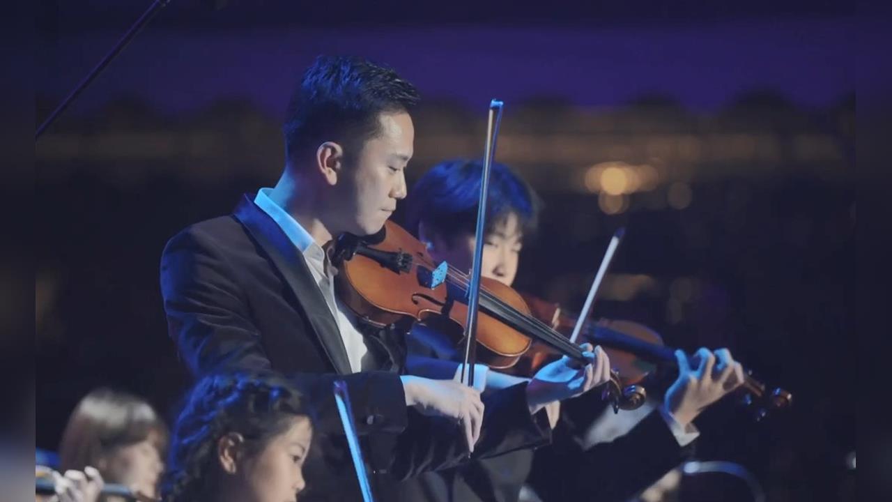 法國鋼琴家理查・克萊德門受邀演奏　竹北市長拉小提琴同台演出