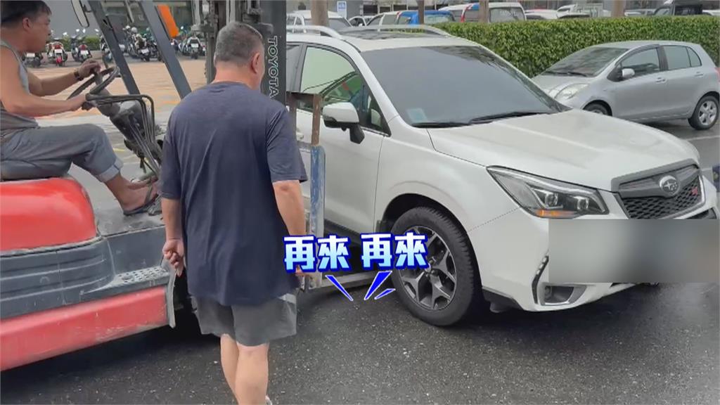 汽機車碰撞！婦人卡在車底　附近堆高機司機協助脫困