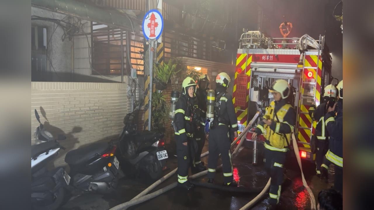 士林公寓清晨惡火! 疑佛堂起火 3樓陷入火海