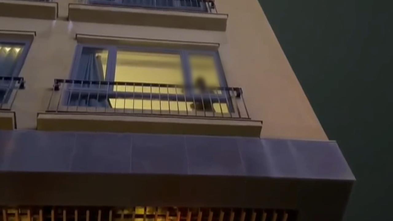 台東元宵夜驚見「散財童子」　旅館撒下百元鈔　民眾瘋搶