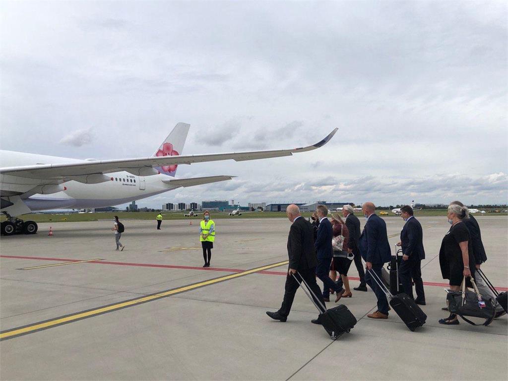 快新聞／捷克參議院長訪團抵台 最新機場畫面直擊 