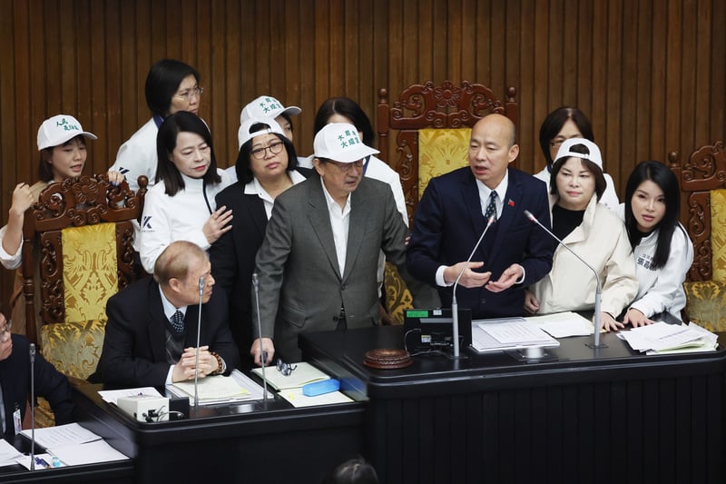 新黨游智彬亂入立院讓藍綠吵翻！陳玉珍喊：我助理　柯建銘衝主席台搶議事槌敲