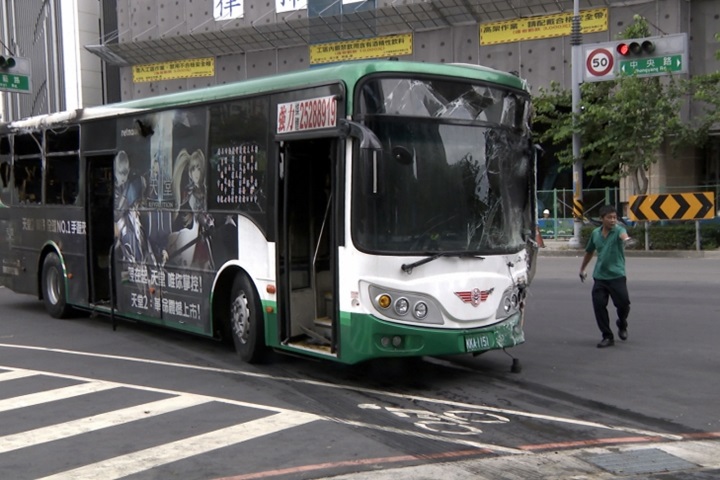 三重客運617公車撞入騎樓  駕駛命危