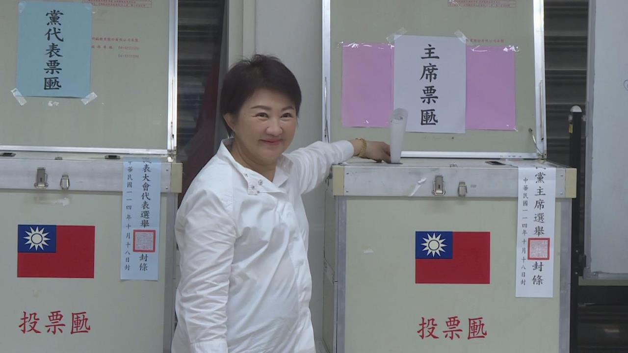 快新聞/插曲!投票突遇「激動男」陳情 盧秀燕未受訪搭車離開