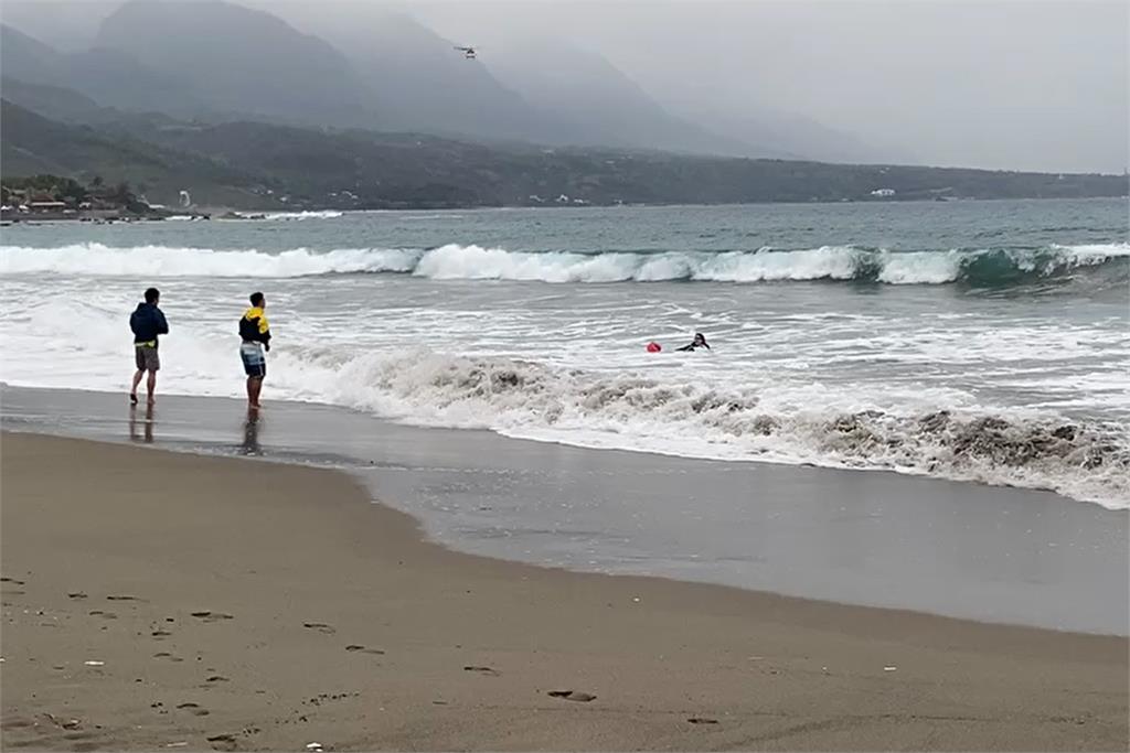 快新聞／11師生台東杉原灣海邊戲水 17歲少年被海浪捲走失蹤