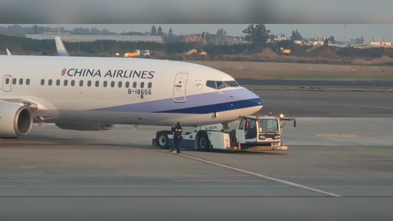 最新/華航飛洛杉磯延誤1小時「塑膠袋捲入發動機」 桃機回應了