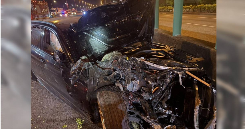 黑色BMW深夜猛撞小貨車!司機噴飛慘死 肇事駕駛棄車落跑