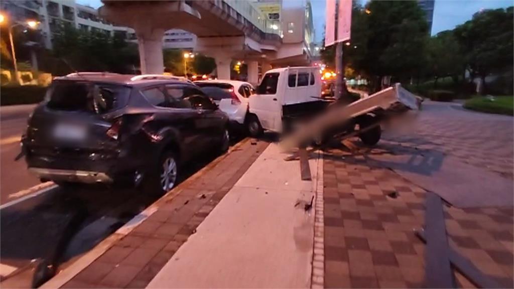 酒駕釀禍！連撞停車格三車　百萬轎車衝上分隔島起火燃燒