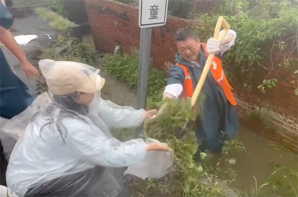 快新聞／滿身泥巴挖水溝作秀？　何博文怒嗆「別用嘴巴救災」