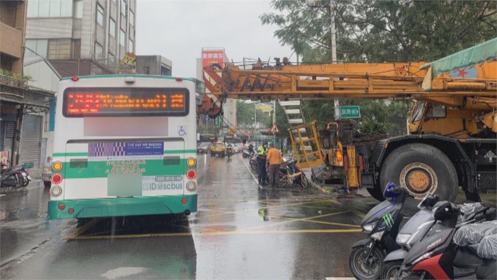 工程車「超長吊臂」伸出巷口　行經公車被撞出大洞