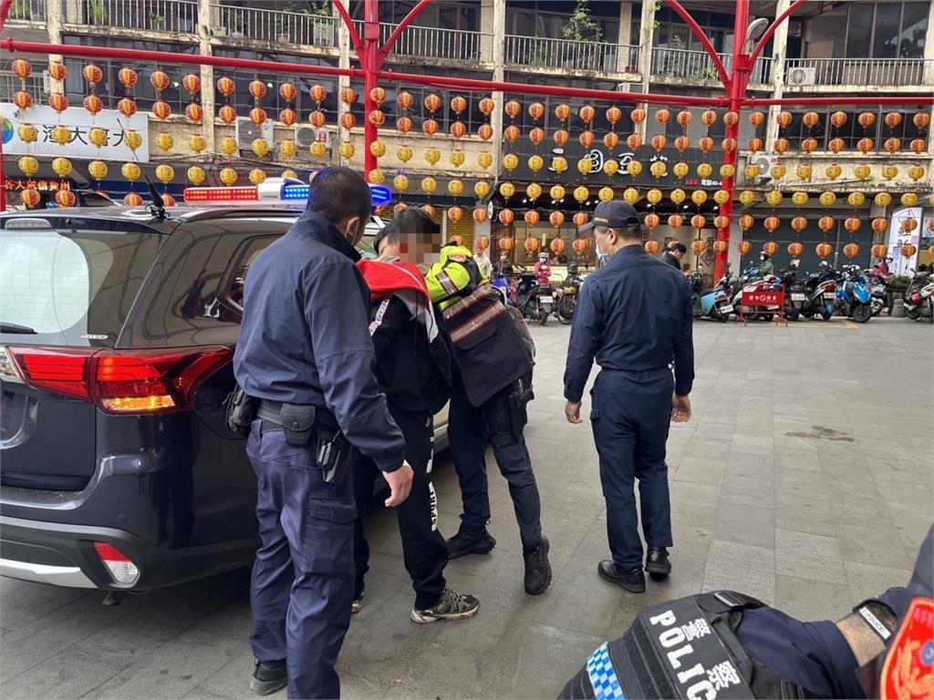被眼尖警認出！通緝犯棄車逃逸　宮廟前慘摔被逮