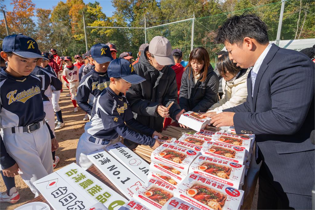 赴日推廣台灣農產品！　陳駿季請日本少棒球員吃「排骨便當」