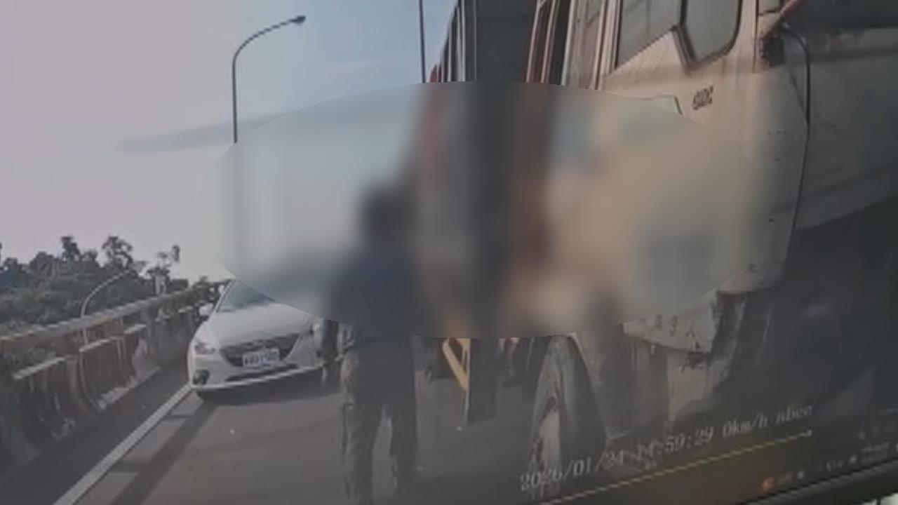 大貨車下88快速道路匝道 連撞2車肇逃、警以車追人