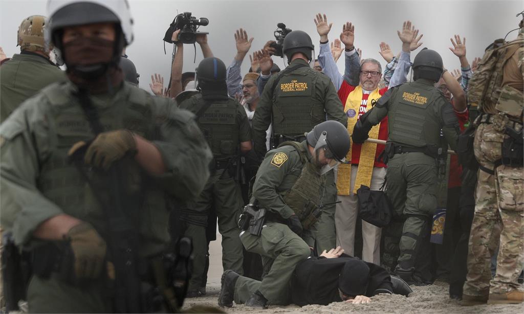 美墨邊境示威支持移民 多名宗教領袖遭逮捕