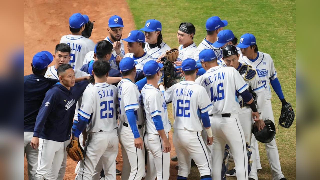 中職(影)／又是「季前宇宙邦」！悍將熱身賽7連不敗奪4連霸！台鋼雄鷹拚並列龍頭