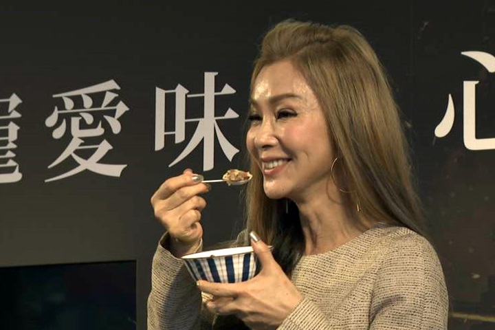 陳美鳳擔任一日店長 現場彷彿粉絲見面會