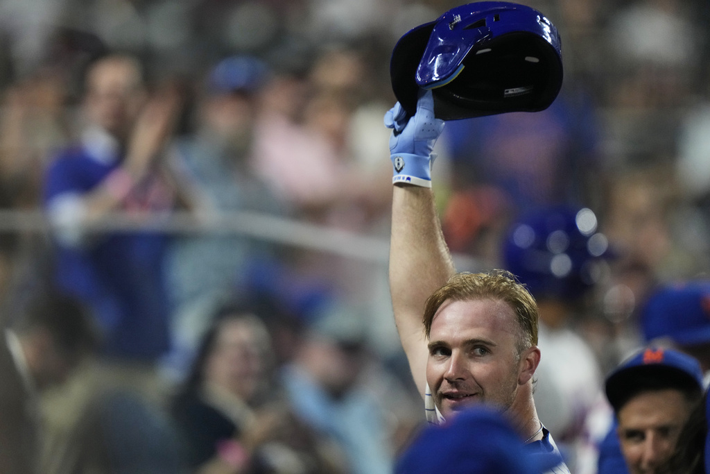 MLB(影)/「北極熊」打破隊史全壘打紀錄 前輩「草莓先生」第一時間向小老弟道賀