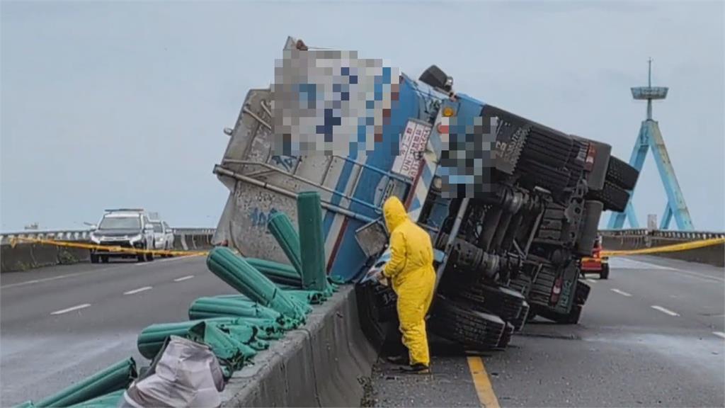 台61線布袋化槽車側翻　　化學液體外漏封閉南下路段