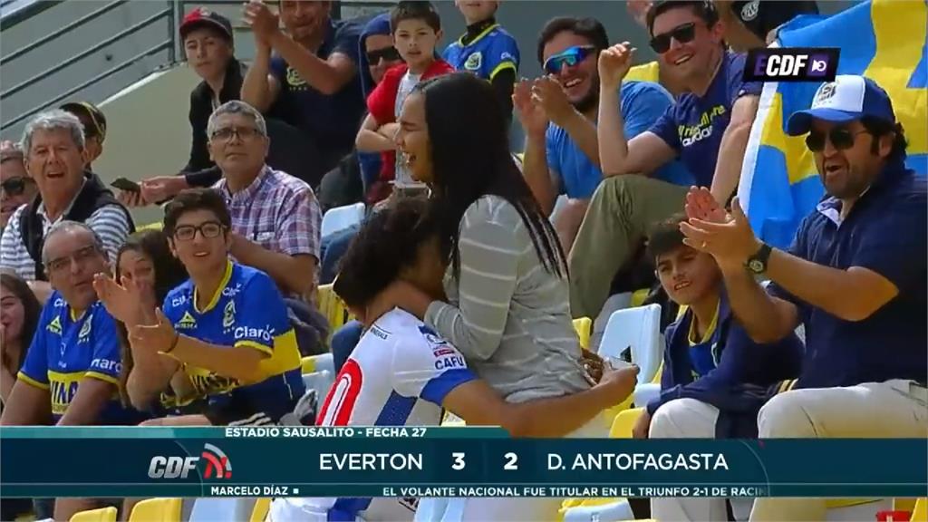 委內瑞拉足球前鋒 進球後跑上看台浪漫求婚