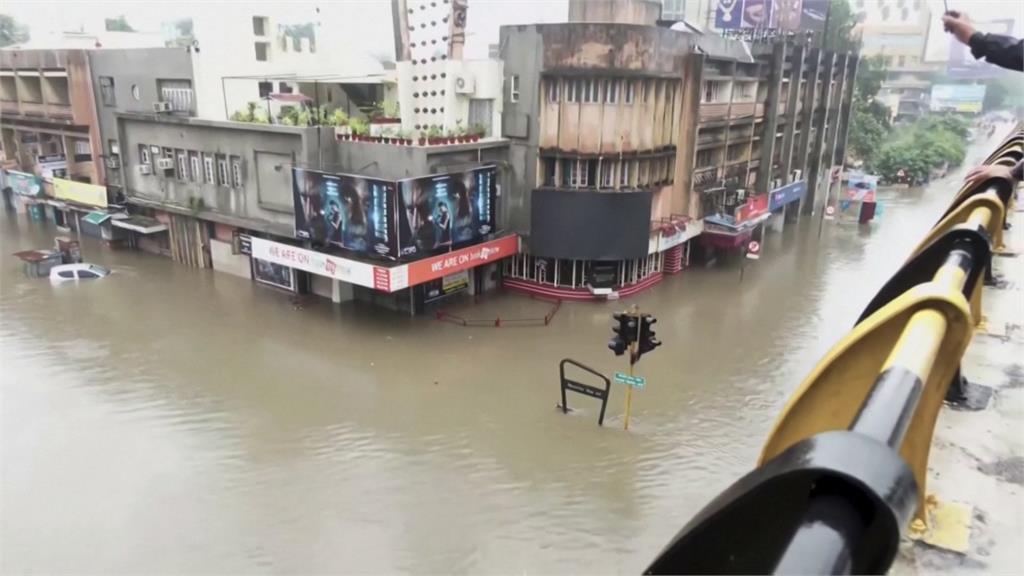 印度中部降暴雨！每小時破百毫米雨量　湖水暴漲！　積水一度達近1層樓高