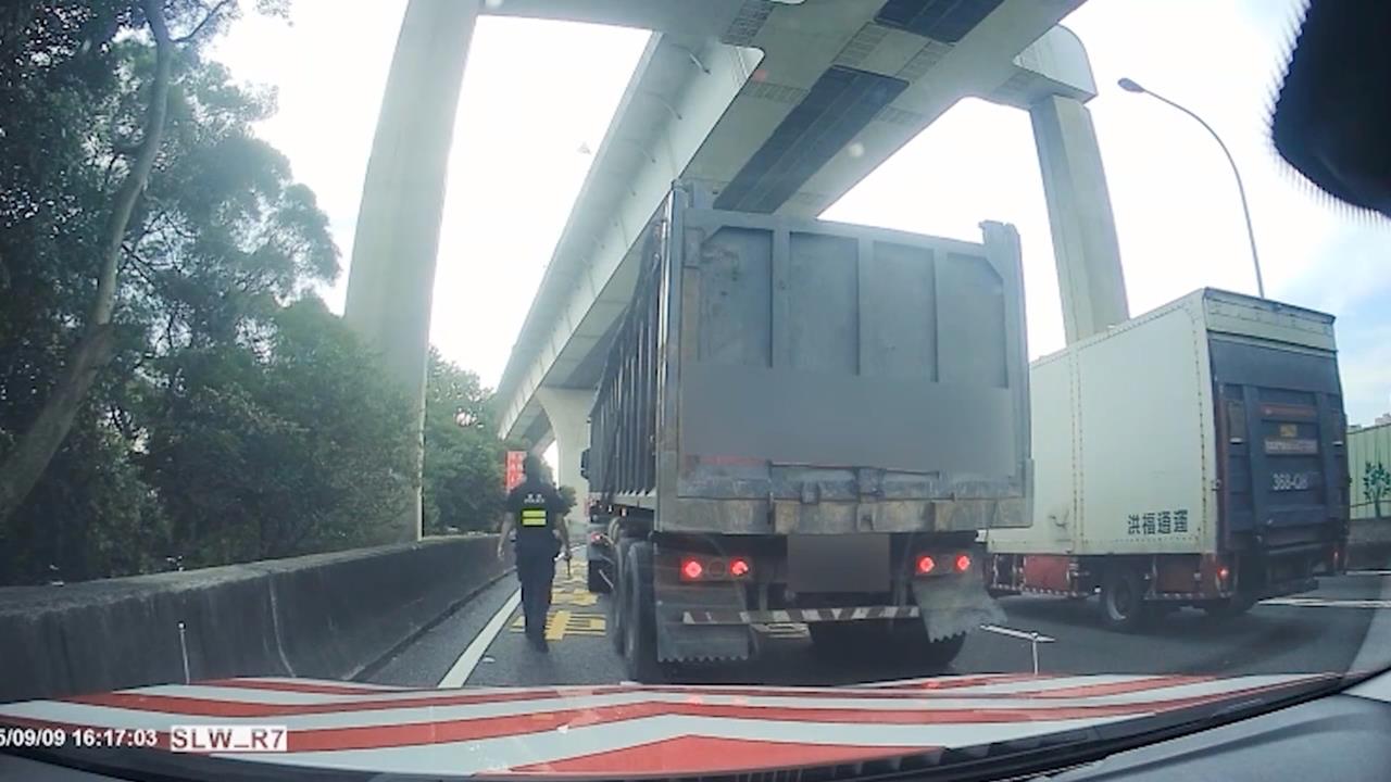 警肉身擋砂石車「舉槍圍捕」　駕駛試圖衝撞拒檢逃逸