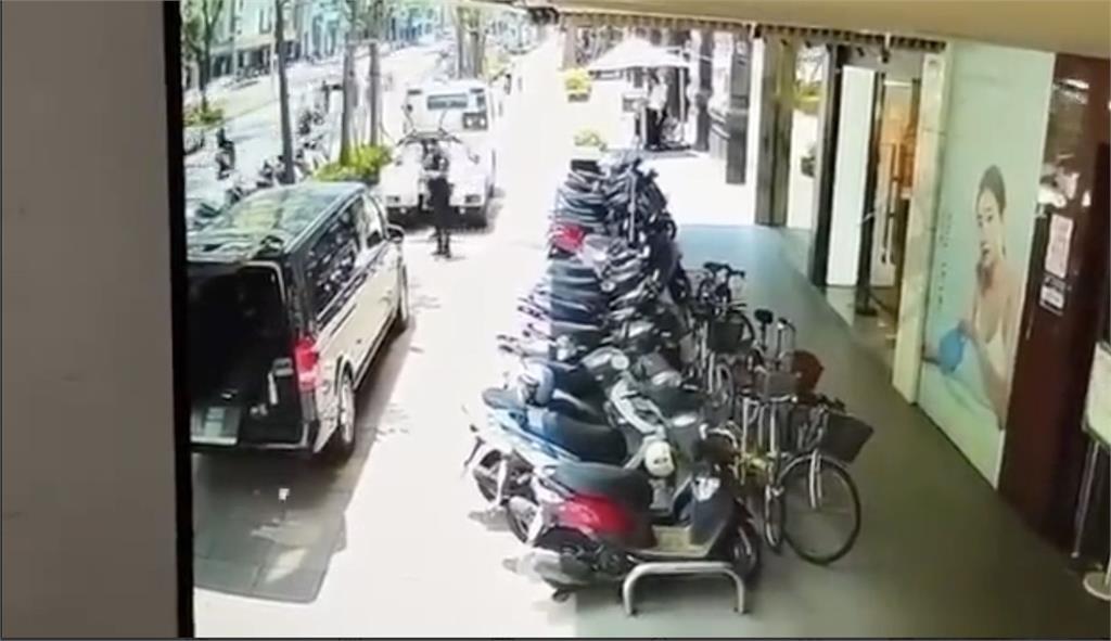高雄接體車違停2分鐘「領大體」遭拖吊　兩派網友熱議！警方說明了