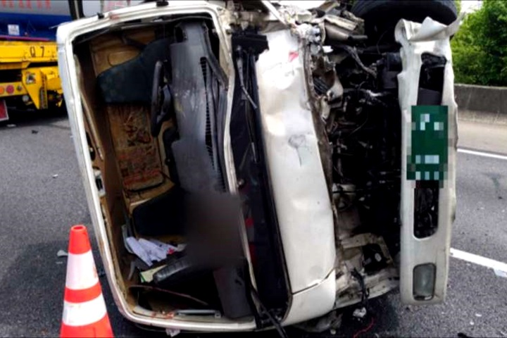 國道工程車內側施工 遭小貨車高速追撞