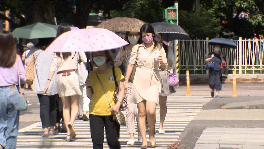 午後西半部嚴防大雷雨！海面熱帶擾動再醞釀…林嘉愷親揭「撲台灣機率」了