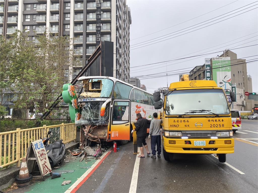 快新聞／竹東高中專車撞橋欄桿「車頭全毀」　7人受傷「駕駛搶救中」