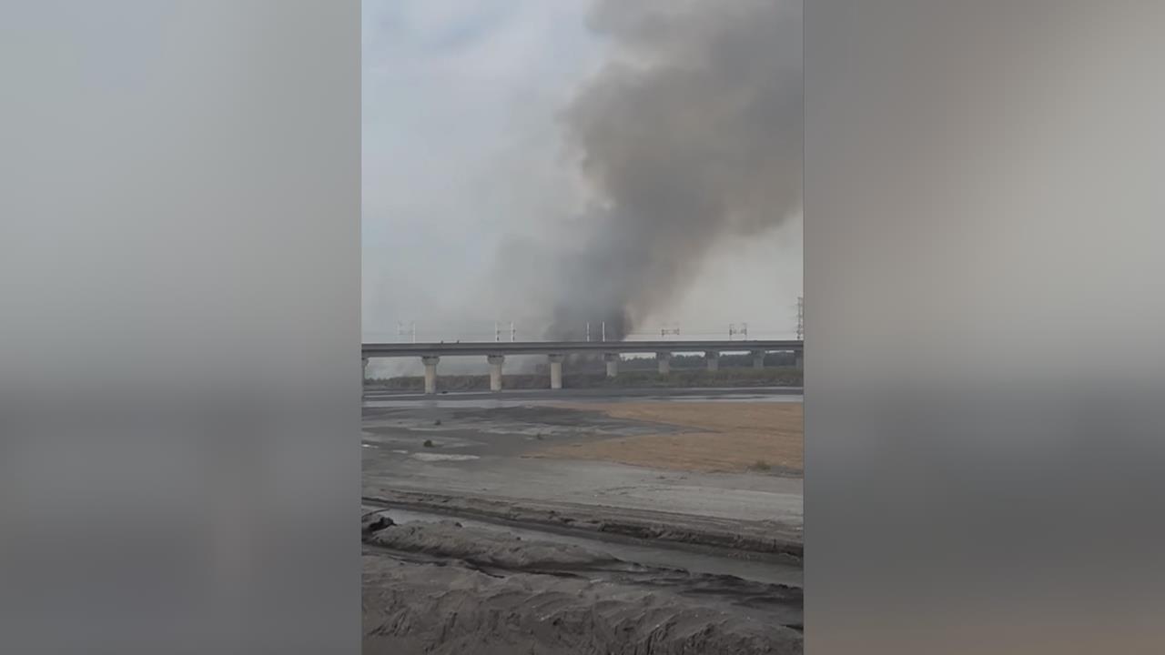 西螺大橋植物悶燒灰燼飄數公里　天空如下「灰燼雨」