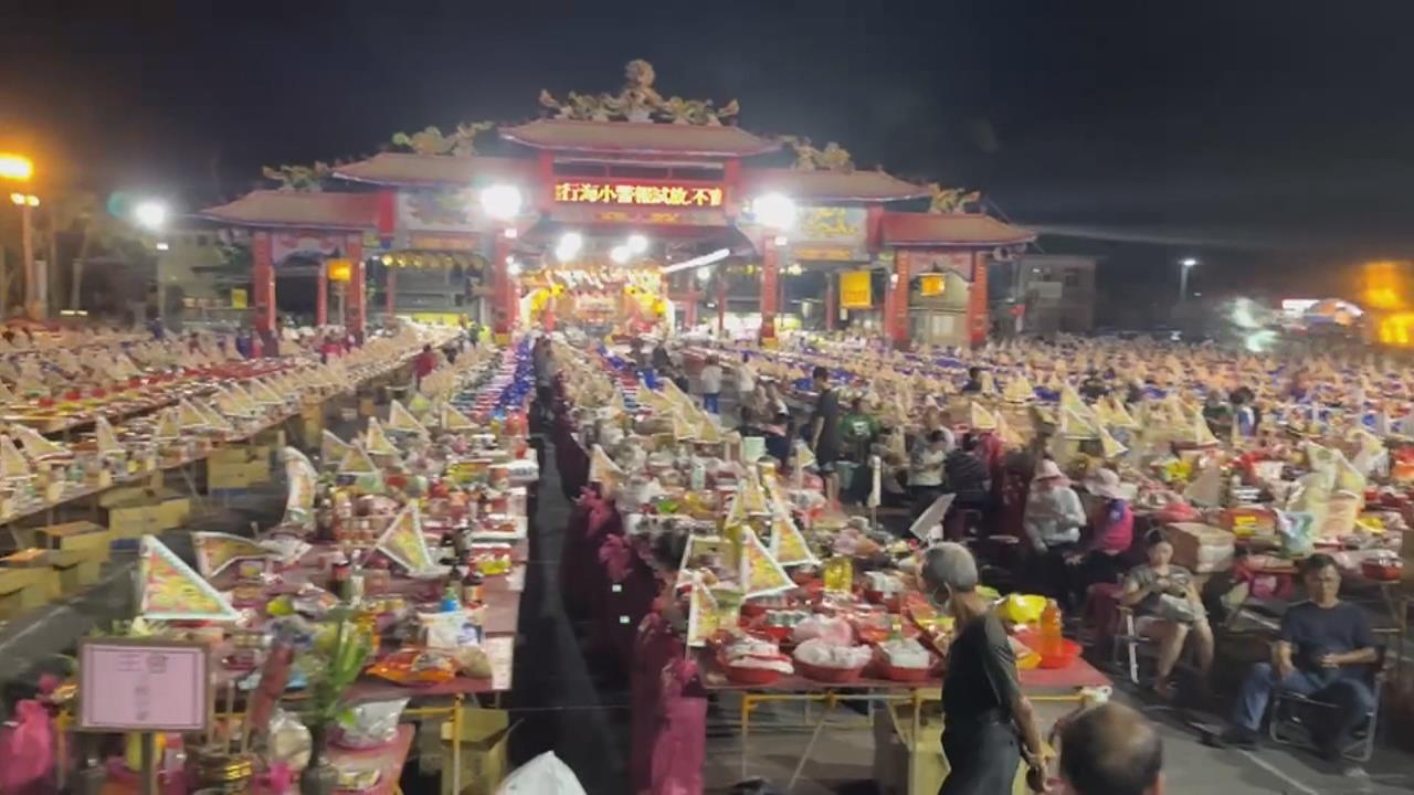 東石港口宮第180年"見天夜譜" 擺逾2600供品桌超盛大