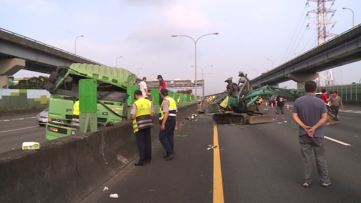 拖板車<em>爆胎</em>撞分隔島 上班時間國一塞爆！