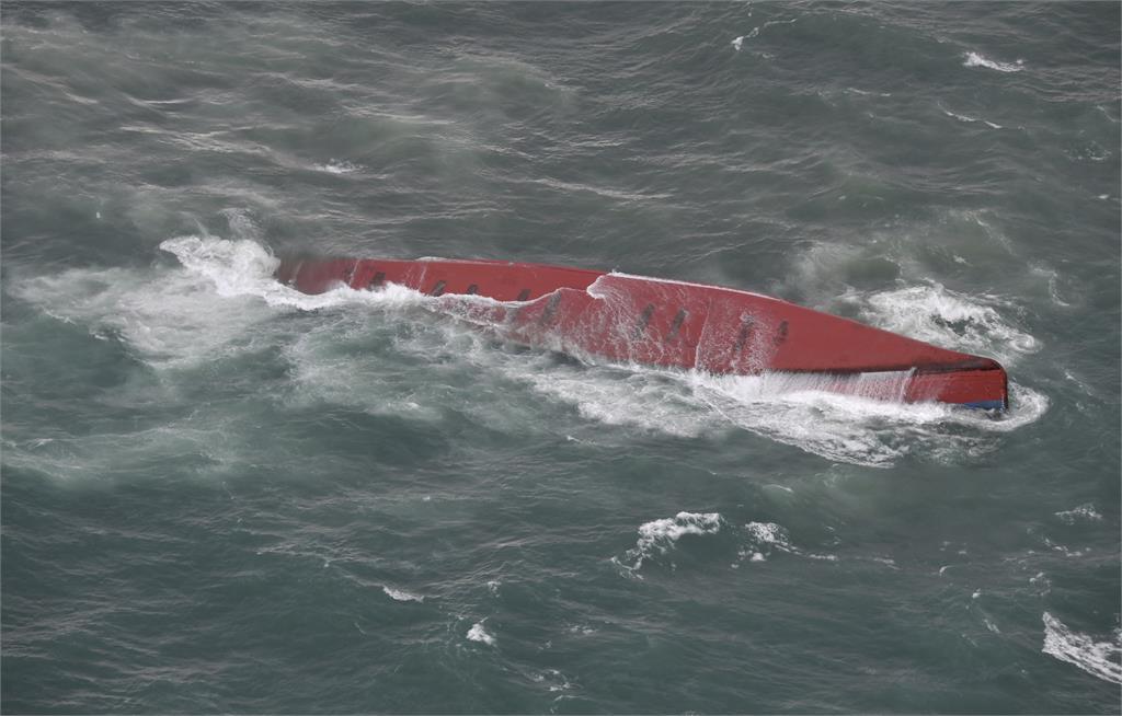 南韓籍的化學船海上翻覆　11名船員找回9人、7人送醫不治