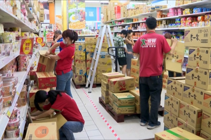 颱風天搶糧食！賣場泡麵補貨補到手軟 