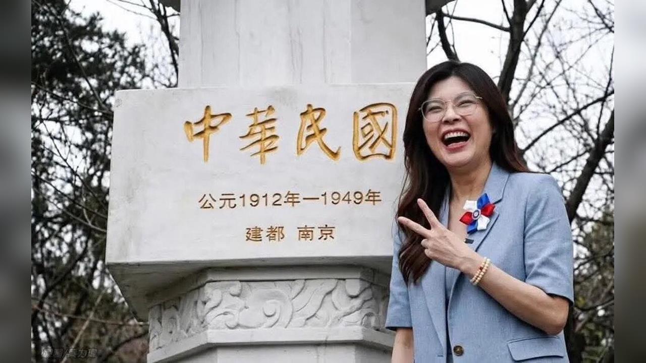 鄭麗文與「中華民國墓碑」合照網瘋傳！網見她「手比YA」氣炸　背後真相曝光