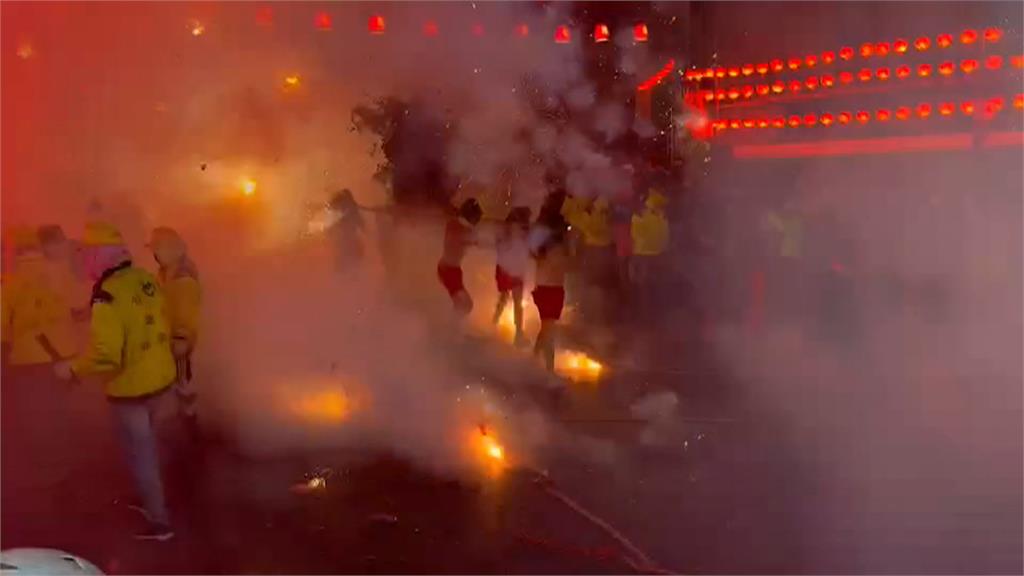 慶元宵！竹南炸邯鄲　永貞宮「擲筊大賽」1歲童奪冠獲機車一台