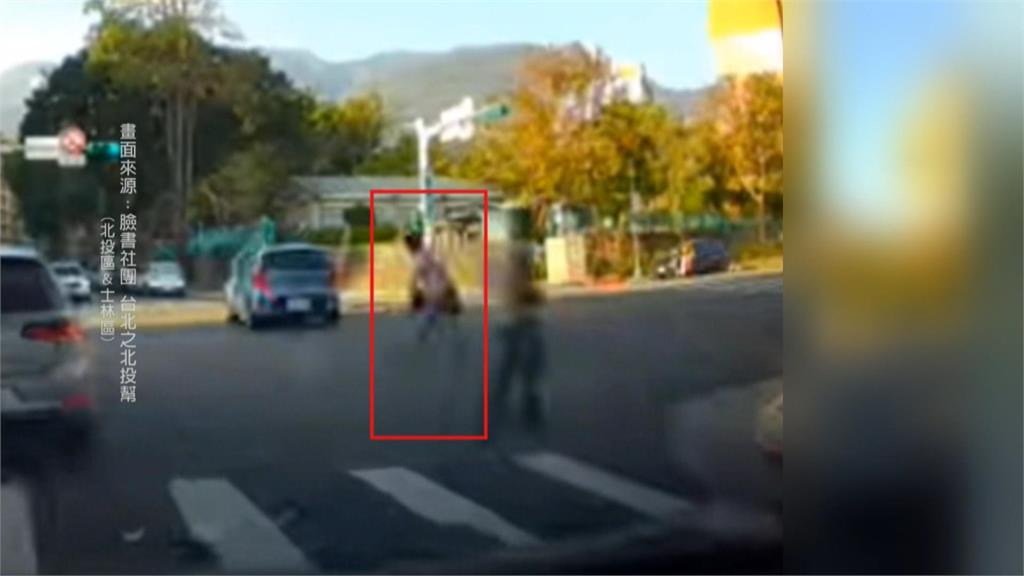 闖紅燈過馬路害轎車急煞　男子竟還丟水瓶攻擊