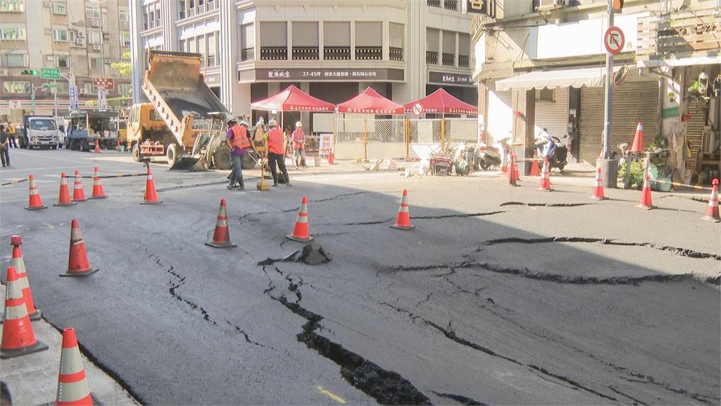 快新聞／北市南京西路天坑搶修　逾百戶暫供水、81戶瓦斯管線斷氣