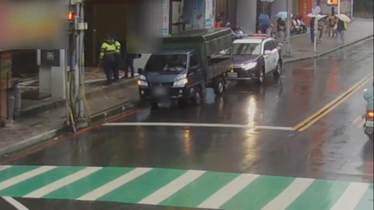 砰！汐止牙科診所騎樓天花板「整片崩塌」　行人經過險遭砸