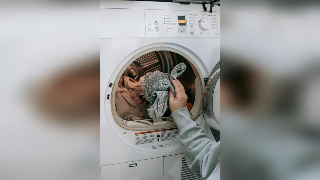 天氣轉涼「衣櫃換季」別只顧保暖　家事達人提醒：3類衣物別丟洗衣機！